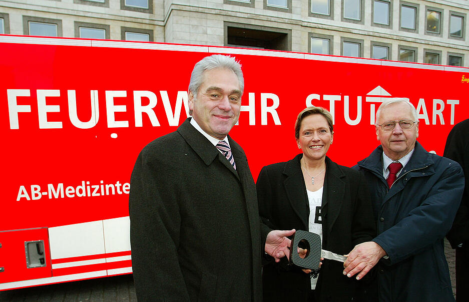 Ab 2005 ist Susanne Eisenmann elf Jahre lang Bürgermeisterin für Kultur, Bildung und Sport  in der Landeshauptstadt. Vor der Fußball-Weltmeisterschaft 2006 investiert die Stadt Stuttgart vier Millionen Euro in den Katastrophenschutz. Das Bild zeigt Sportbürgermeisterin Eisenmann mit dem damaligem BW-Innenminister Heribert Rech (l.). Foto: dpa