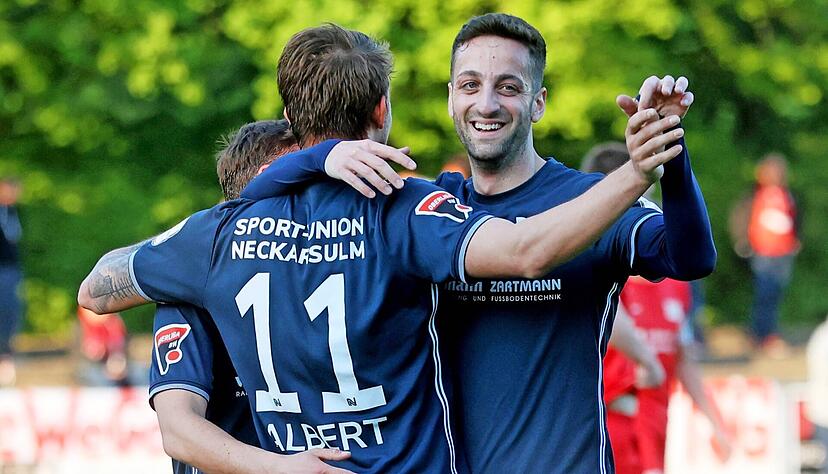 Vier Tage vor seinem Herzstillstand lächelte Marco Romano beim 4:1-Sieg der Sport-Union Neckarsulm über die TSG Backnang in die Kamera unseres Fotografen Ralf Seidel. Sein Ziel ist nun die Rückkehr aufs Spielfeld.
Foto: Archiv/Seidel. Vier Tage vor seinem Herzstillstand lächelte Marco Romano beim 4:1-Sieg der Sport-Union Neckarsulm über die TSG Backnang in die Kamera unseres Fotografen Ralf Seidel. Sein Ziel ist nun die Rückkehr aufs Spielfeld.
Foto: Archiv/Seidel.