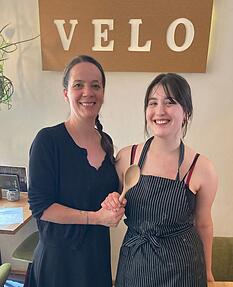 Symbolische Übergabe des Kochlöffels: Seit einigen Wochen führt Celina Calce (rechts) das vegane Lokal Velo in der Heilbronner Eichgasse. Zuvor war das die Aufgabe von Mutter Tanja Hirsch.