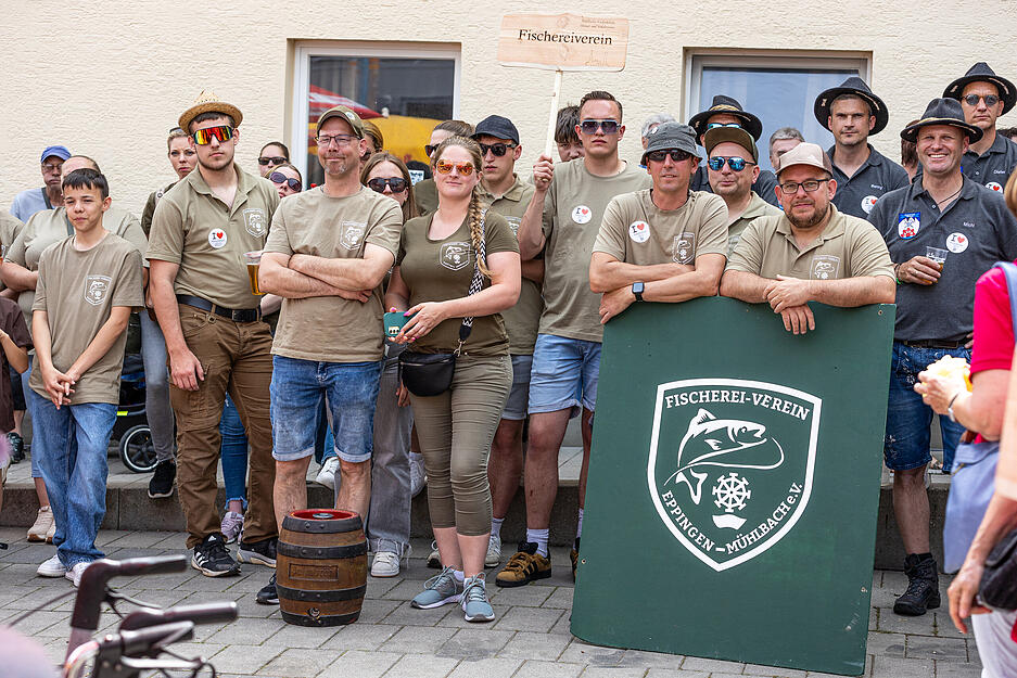 Beim Halten des Umzugs w&auml;hrend des Kuckucksholens in M&uuml;hlbach wird getanzt und mehrere Lieder gesungen.