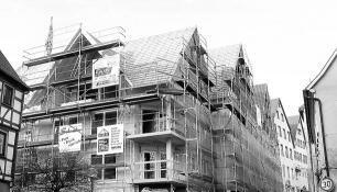 Nach der Bauleiterin hat die Firma Bäumlisberger das Haus Anke benannt, das zwischen Bühlhofer Straße und Seifensiedergasse einige Altgebäude ersetzt. Nach der Bauleiterin hat die Firma Bäumlisberger das Haus Anke benannt, das zwischen Bühlhofer Straße und Seifensiedergasse einige Altgebäude ersetzt.