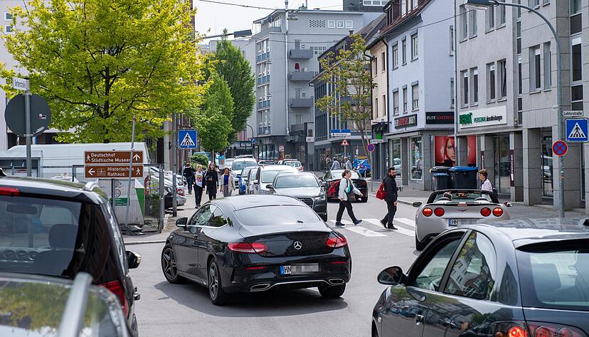Die Gerberstraße ist ein Verkehrs-Nadelöhr. Vor allem der Parksuchverkehr ist zu einem Problem in der nördlichen Innenstadt geworden. Die Gerberstraße ist ein Verkehrs-Nadelöhr. Vor allem der Parksuchverkehr ist zu einem Problem in der nördlichen Innenstadt geworden.