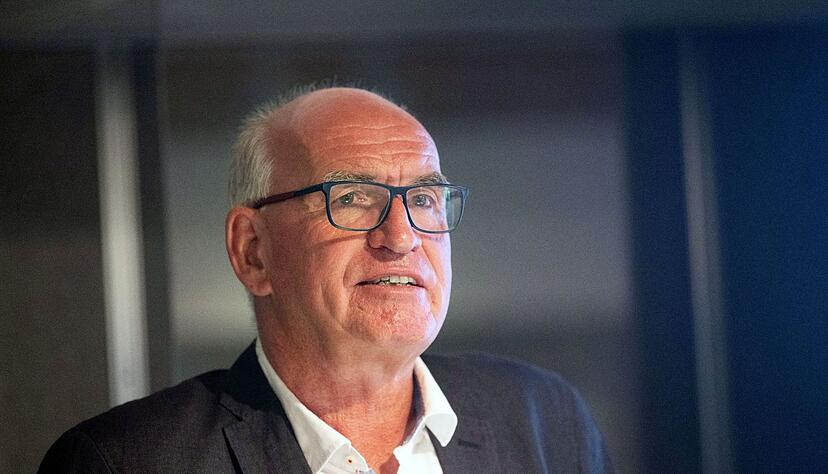 Hubert Klausmann stellt eine Studie zu Dialekten bei Grundsch&uuml;lerinnen und Grundsch&uuml;lern vor.