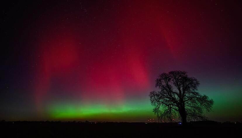 Polarlichter leuchten am Nachthimmel über der Landschaft im östlichen Brandenburg. Polarlichter leuchten am Nachthimmel über der Landschaft im östlichen Brandenburg.
