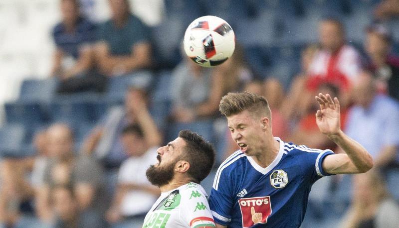 Sassuolos Francesco Magnanelli (l) im Duell um den Ball mit Cedric Itten vom FC Luzern. Foto: Urs Flueeler Sassuolos Francesco Magnanelli (l) im Duell um den Ball mit Cedric Itten vom FC Luzern. Foto: Urs Flueeler