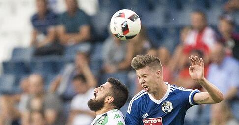 Sassuolos Francesco Magnanelli (l) im Duell um den Ball mit Cedric Itten vom FC Luzern. Foto: Urs Flueeler