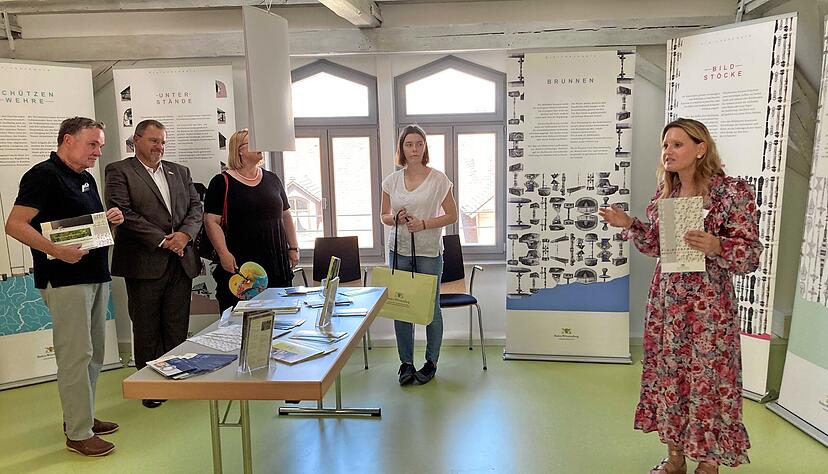 Linda Prier vom Regierungspr&auml;sidium Stuttgart erkl&auml;rt, was es mit den Kleindenkm&auml;lern, denen mehrere Tafeln gewidmet sind, auf sich hat.
Foto: Elfi Hofmann