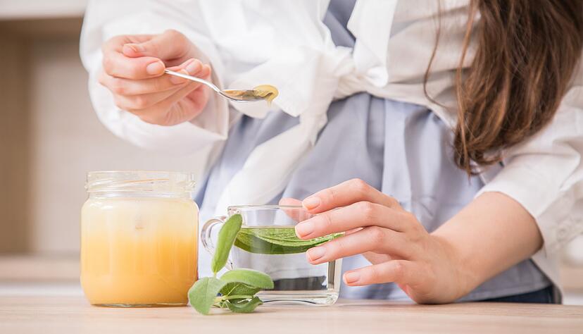 Frischer Tee mit lecker Honig: Beruhigt den Hals und schmeckt auch gut. Frischer Tee mit lecker Honig: Beruhigt den Hals und schmeckt auch gut.