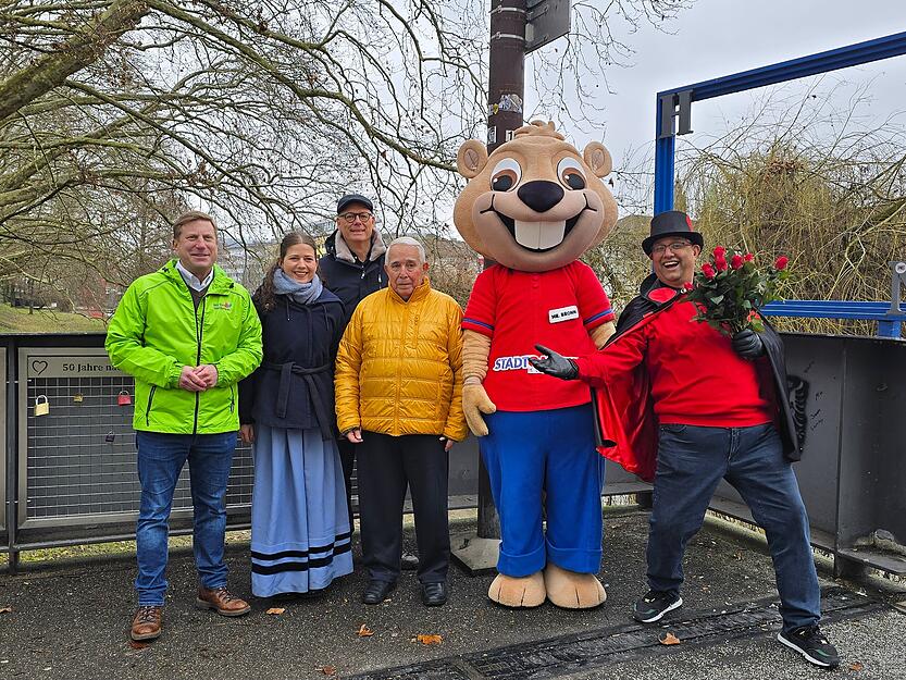 Begleitet wird er vom Heilbronner Käthchen sowie von „Herr Bronn“, dem Biber-Maskottchen der Stadtgalerie. Begleitet wird er vom Heilbronner Käthchen sowie von „Herr Bronn“, dem Biber-Maskottchen der Stadtgalerie.