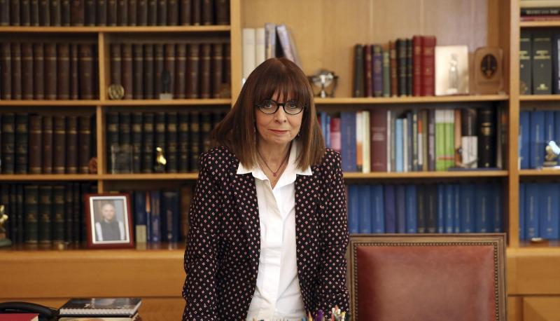 Die 63-jährige Juristin Ekaterini Sakellaropoulou wurde mit großer Mehrheit zur neuen Staatspräsidentin Griechenlands gewählt.