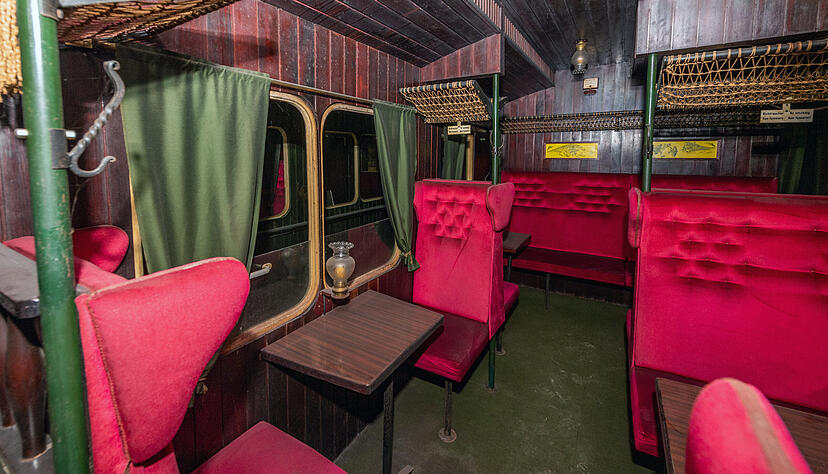 Rote Sitze, grüne Vorhänge – so kommt dieses Abteil daher. Für die "Erschte Klass" in Heilbronn wurden Eisenbahn-Waggons nachgebaut und gemütlich gepolstert. Rote Sitze, grüne Vorhänge – so kommt dieses Abteil daher. Für die "Erschte Klass" in Heilbronn wurden Eisenbahn-Waggons nachgebaut und gemütlich gepolstert.