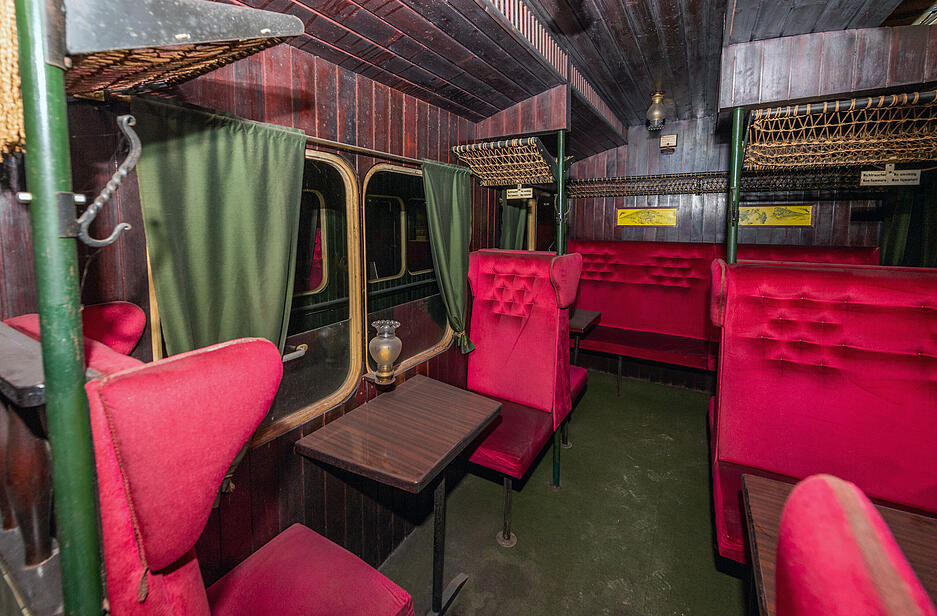 Rote Sitze, grüne Vorhänge – so kommt dieses Abteil daher. Für die "Erschte Klass" in Heilbronn wurden Eisenbahn-Waggons nachgebaut und gemütlich gepolstert.