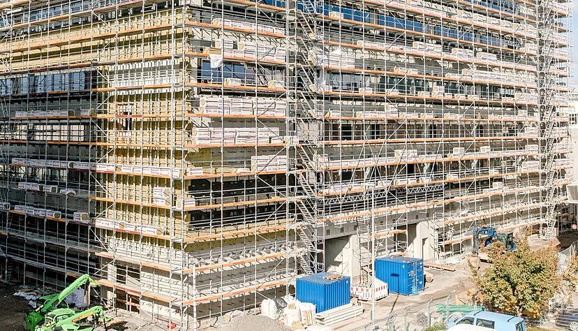 Ende 2022 soll das neue Multifunktionsgeb&auml;ude der Technischen Entwicklung bei Audi in Neckarsulm fertiggestellt sein. Dort wird es Platz f&uuml;r Werkst&auml;tten, Pr&uuml;fst&auml;nde und B&uuml;ros geben &minus; unter anderem f&uuml;r die Batterie-Entwicklung.
Fotos: Audi