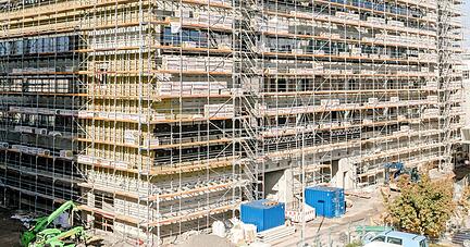 Ende 2022 soll das neue Multifunktionsgeb&auml;ude der Technischen Entwicklung bei Audi in Neckarsulm fertiggestellt sein. Dort wird es Platz f&uuml;r Werkst&auml;tten, Pr&uuml;fst&auml;nde und B&uuml;ros geben &minus; unter anderem f&uuml;r die Batterie-Entwicklung.
Fotos: Audi