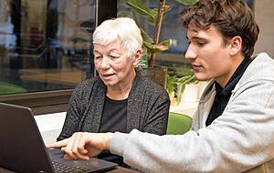 Monika Kegel will mit ihrem neuen Laptop das Internet entdecken. Samis Ellsässer gibt der Böckingerin Tipps, wie sie sich schnell zurechtfindet.