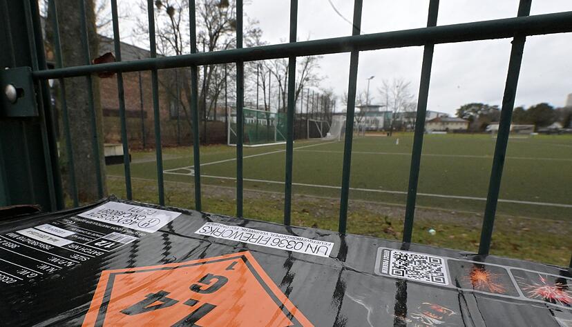 Ein zw&ouml;lfj&auml;hriger Junge ist in Potsdam auf einem Sportplatz vermutlich durch einen Kugelbomben-Blindg&auml;nger schwer verletzt worden.