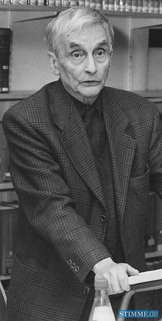 1994: Der renommierte Kleist-Forscher stellt in der Heilbronner Stadtbücherei sein Buch "Lebensspuren" vor.