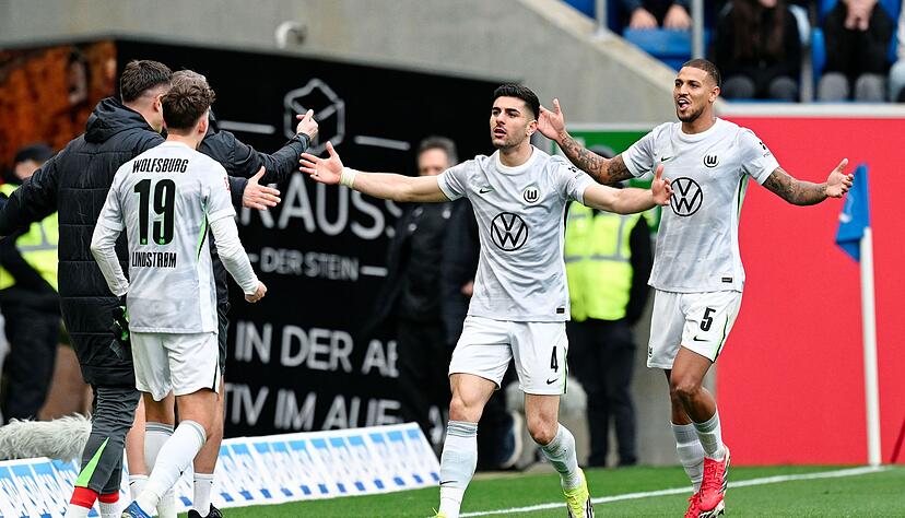 Konstantinos Koulierakis (M) freut sich &uuml;ber die Wolfsburger F&uuml;hrung.