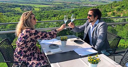 Hoch die Gläser! Wie hier im Waldenburger Panoramahotel freuen sich unzählige Gäste und Gastgeber über den Wegfall der Testpflicht in Außenbereichen.
Foto: Archiv/privat