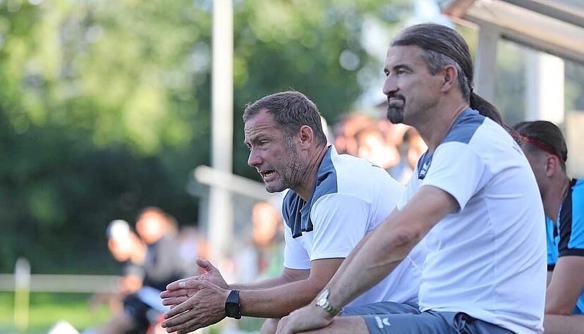 Trainer Markus Lang (links) gönnt sich ein paar Tage Familienurlaub. Für das Spiel in Crailsheim springt mal wieder Team-Manager Zdenko Juric ein.
Foto: Alexander Bertok Trainer Markus Lang (links) gönnt sich ein paar Tage Familienurlaub. Für das Spiel in Crailsheim springt mal wieder Team-Manager Zdenko Juric ein.
Foto: Alexander Bertok