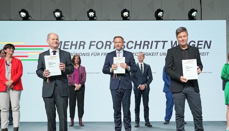 Olaf Scholz (vorne v. l.), Christian Lindner und Robert Habeck präsentieren den frisch unterschriebenen Koalitionsvertrag von SPD, Grünen und FDP. Olaf Scholz (vorne v. l.), Christian Lindner und Robert Habeck präsentieren den frisch unterschriebenen Koalitionsvertrag von SPD, Grünen und FDP.