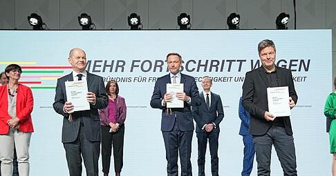 Olaf Scholz (vorne v. l.), Christian Lindner und Robert Habeck präsentieren den frisch unterschriebenen Koalitionsvertrag von SPD, Grünen und FDP. Olaf Scholz (vorne v. l.), Christian Lindner und Robert Habeck präsentieren den frisch unterschriebenen Koalitionsvertrag von SPD, Grünen und FDP.