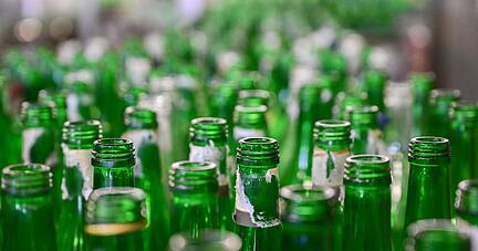 1-Liter Weinflaschen stehen im Spülzentrum für Wein-Pfandflaschen in Möglingen auf einem Band.
