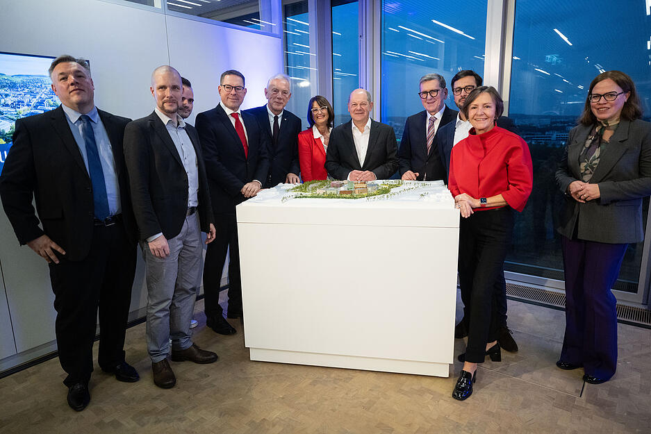 Bei seinem Besuch in Heilbronn führte Bundeskanzler Olaf Scholz ein Gespräch mit der Dieter Schwarz Stiftung und ausgewählten Startup-Vertretenden zum Thema "KI-Standort Deutschland am Beispiel des IPAI". Bei seinem Besuch in Heilbronn führte Bundeskanzler Olaf Scholz ein Gespräch mit der Dieter Schwarz Stiftung und ausgewählten Startup-Vertretenden zum Thema "KI-Standort Deutschland am Beispiel des IPAI".