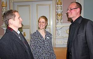 Kreisarchivar Thomas Kreutzer (re.) im Gespräch mit Ulrich Schludi vom Hohenlohe-Zentralarchiv und Eva Rubitschek von der VHS Öhringen.
Foto: Regina Koppenhöfer Kreisarchivar Thomas Kreutzer (re.) im Gespräch mit Ulrich Schludi vom Hohenlohe-Zentralarchiv und Eva Rubitschek von der VHS Öhringen.
Foto: Regina Koppenhöfer