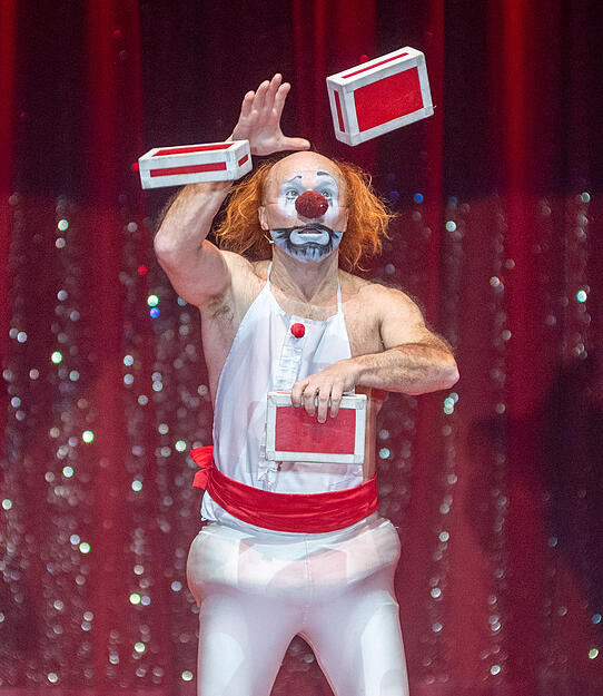 Internationale Zirkuskunst sorgt bei der Premierenveranstaltung für Staunen und Applaus. Internationale Zirkuskunst sorgt bei der Premierenveranstaltung für Staunen und Applaus.