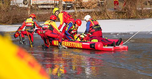 Einsatzkr&auml;fte trainieren die Rettung von Personen aus teilweise zugefrorenen Gew&auml;ssern. (Symbolbild)