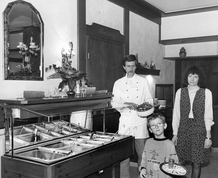 Bärbel und Hartmut Schick erwerben 1983 die Gaststätte und wandeln sie in ein gemütliches Restaurant um. Sie gestalten die Gartenwirtschaft, die in den siebziger und achtziger Jahren eine der wenigen in Heilbronn ist. Aufnahme aus dem Jahr 1997.