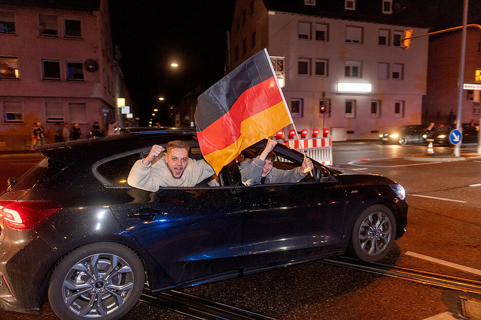 Fans sind beim Autokorso in Heilbronn unterwegs.