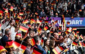 Die Fans in Stuttgart sorgten für einen stimmungsvollen WM-Auftakt. Die Fans in Stuttgart sorgten für einen stimmungsvollen WM-Auftakt.