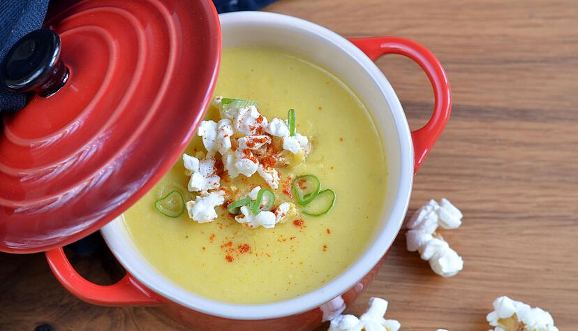 Mais-Suppe mit Popcorn-Topping.