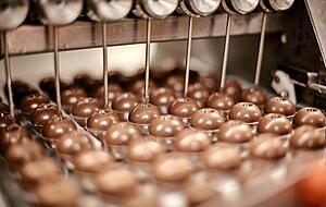 Zu der Creme wird ein Schuss Lemberger in die Praline gegeben. Die Praline ist eine Hohlfigur, die über einen feinen Füllkopf mit Inhalten veredelt wird.
Foto: Oliver Rossi Zu der Creme wird ein Schuss Lemberger in die Praline gegeben. Die Praline ist eine Hohlfigur, die über einen feinen Füllkopf mit Inhalten veredelt wird.
Foto: Oliver Rossi