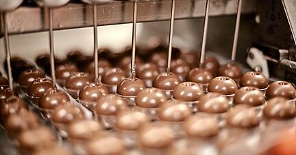 Zu der Creme wird ein Schuss Lemberger in die Praline gegeben. Die Praline ist eine Hohlfigur, die über einen feinen Füllkopf mit Inhalten veredelt wird.
Foto: Oliver Rossi
