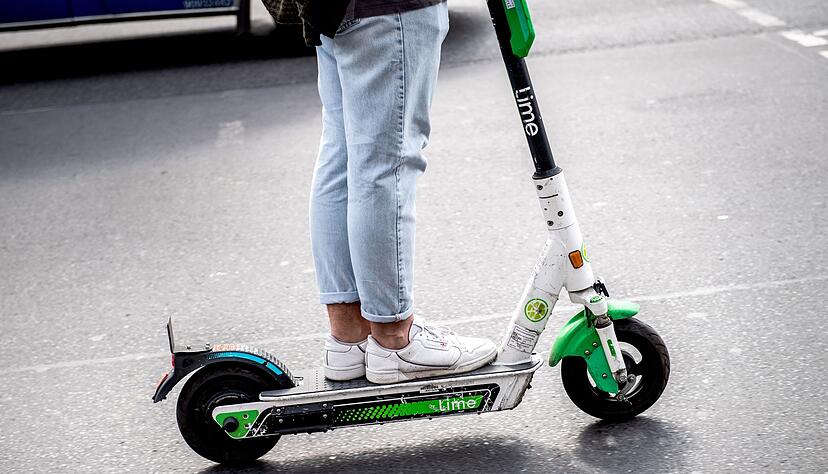 Umweltfreundlich mobil: Mit E-Scootern kommt man schnell von A nach B. Wenn die Fahrt nicht wegen eines Regelverstoßes unterbrochen wird. Umweltfreundlich mobil: Mit E-Scootern kommt man schnell von A nach B. Wenn die Fahrt nicht wegen eines Regelverstoßes unterbrochen wird.