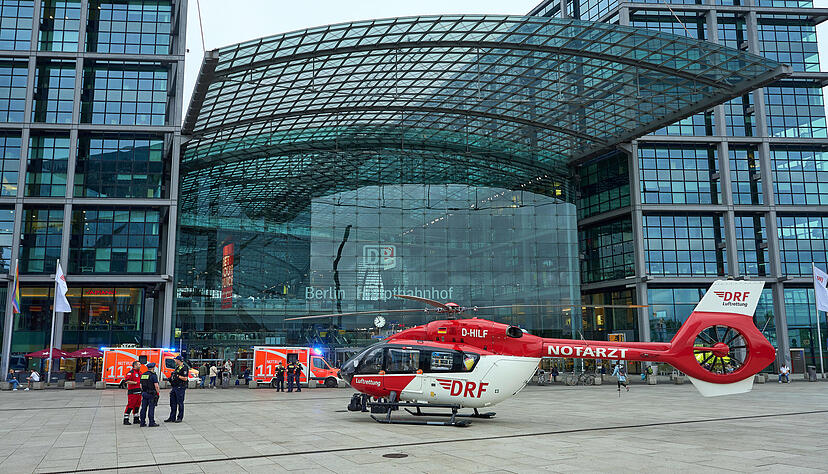 Ein Rettungshubschrauber steht vor dem Berliner Hauptbahnhof.