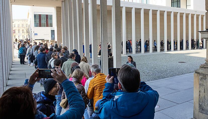 Eine Warteschlange bildete sich vor dem Eingang des Pergamonmuseums.