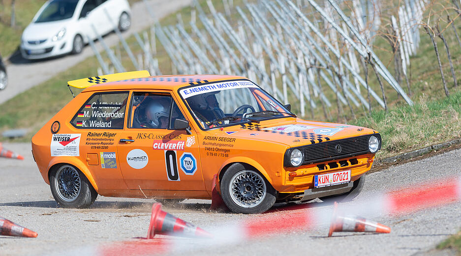 Auf 9,4 Kilometern sind die Sportwagen auf einem Rundkurs durch die Weinberge gefahren. Auf 9,4 Kilometern sind die Sportwagen auf einem Rundkurs durch die Weinberge gefahren.