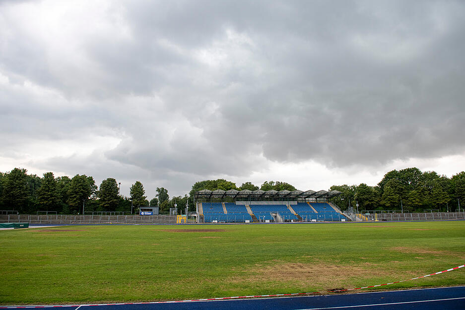 Rasen im Frankenstadion ist nach Ärzte-Konzert ein Acker, Tartanbahn beschädigt Rasen im Frankenstadion ist nach Ärzte-Konzert ein Acker, Tartanbahn beschädigt