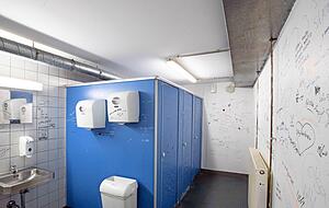 Umziehen auf der Stehplatztribüne ist Alltag in der Eishalle. Auch die Damentoilette ist eine von vielen Baustellen.