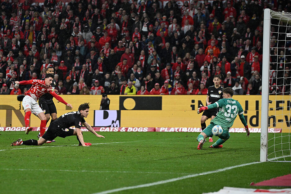 Anthony Caci schießt in der Schlussphase das 2:0 für den FSV Mainz 05.