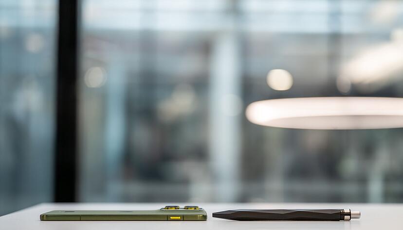 Selbst ein Kugelschreiber ist dicker als das Motorola Edge 70.