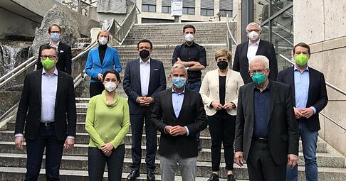 Die Verhandlungsgruppen von B&uuml;ndnis 90/Die Gr&uuml;nen und CDU stehen nach Abschluss der Koalitionsverhandlungen auf einer Treppe zusammen.