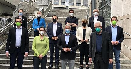 Die Verhandlungsgruppen von B&uuml;ndnis 90/Die Gr&uuml;nen und CDU stehen nach Abschluss der Koalitionsverhandlungen auf einer Treppe zusammen.