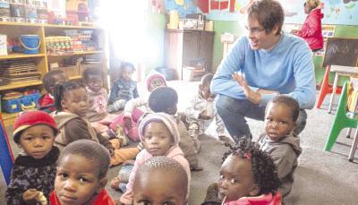 Auch im Kindergarten ist Alexander Schmitt unterwegs und sammelt Eindrücke. &quot;Es hat sehr gut getan, und ich kann es jedem empfehlen&quot;, resümiert er.