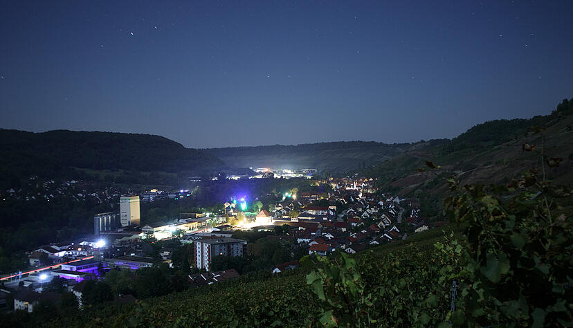 Leuchtreklamen schicken in der Nacht die Strahlen in den Himmel über Ingelfingen, während auf den Weinblättern das kalte Licht des Mondes schimmert. Andere Orte sind ganz dunkel, wie sich auf der Reise für die Foto-Reportage zeigt.