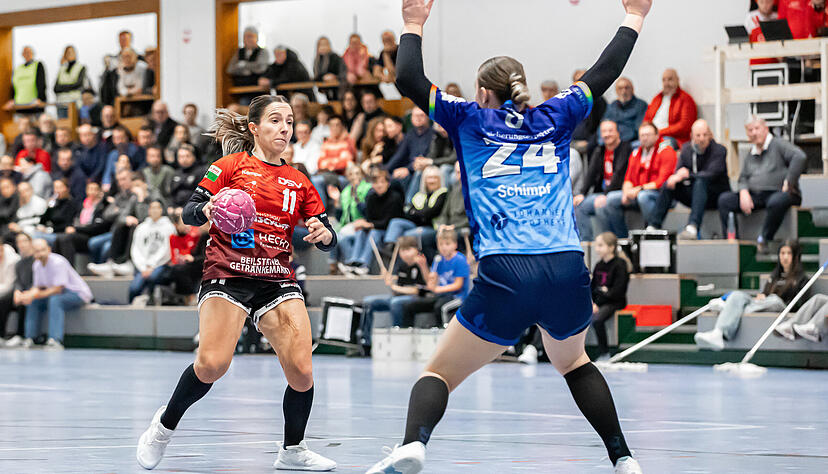 Nach Bekanntgabe ihres Abschieds am Saisonende rief Natascha Fabritz (links) gegen Gröbenzell noch einmal ihr gesamtes Repertoire ab. Die Spielmacherin glänzte als Torschützin, Vorlagengeberin und unermüdliche Kämpferin.